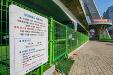 담장 허물기 역행…대봉교 게이트볼장 펜스 철거해야