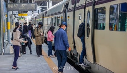 서대구역 운영 첫날 열차 이용객들