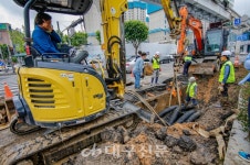대구 북구 원대오거리 상수도관 파열로 도로 침수...복구중