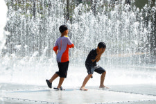 더위 식히는 바닥분수