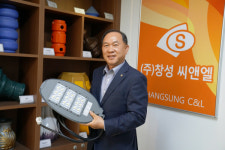 [휴먼 CEO 탐방] 김종률 ㈜창성씨앤엘 대표 더 좋은 제품 만들어 전국 도로 환하게 밝히고 싶어