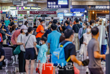 본격 휴가철, 북적이는 대구공항