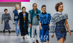 시니어 모델의 화려한 품격