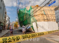 [영상] 옛 대구 동아백화점 본점 공사 중 펜스 기우뚱