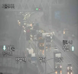경부고속도로 내남졸음쉼터 인근 탱크로리  전도...가스 일부 누출