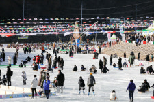 안동 암산얼음축제 10만 인파 모여 썰매 타고 빙어 잡기 삼매경