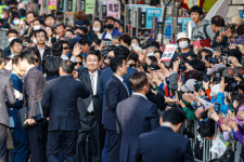 [현장스케치] 대구 서문시장 100주년 맞은 1일, 윤 대통령 내외 방문에 시민들 환호 가득