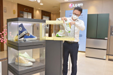 신발 살균부터 탈취까지 LG 슈케어·슈케이스