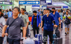 휴가철 북적이는 대구공항