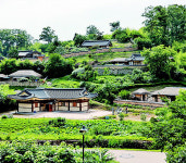 [2023경상북도 마을이야기] 경주 안강 화전마을,  빨래터 모여 하하호호…정겨운 풍경 속 인정 꽃핀다