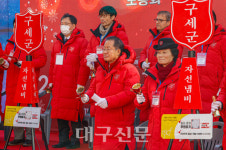 구세군 자선냄비 시종 울리는 洪 시장