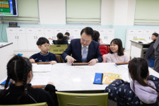 尹 초등학교 교육, 부모돌봄서 국가돌봄으로