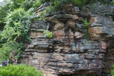 [심쿵 의성 국가지질공원 이야기] (6) 술 생각나게 하는 석탑리 누룩바위(麴巖)...안평면 넉넉한 마음, 바위에 녹아내려 술로 나온다더라
