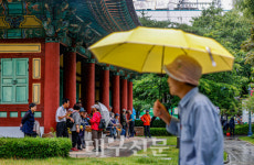 선화당 처마 밑 비 피하는 어르신들