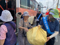 영천시니어클럽 2, 7일 장날 어르신 짐 들어드려요