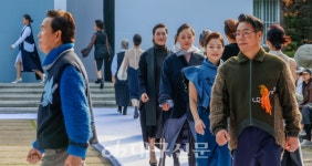 시니어 모델의 화려한 워킹