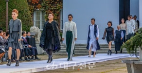 시니어 모델의 화려한 워킹