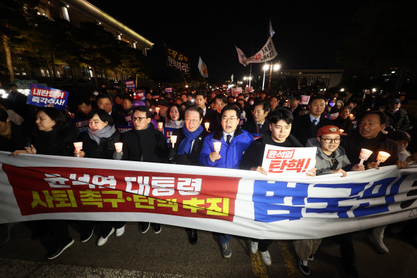 윤석열, 내란 특검 출석…체포 저지 혐의 조사 진행 중