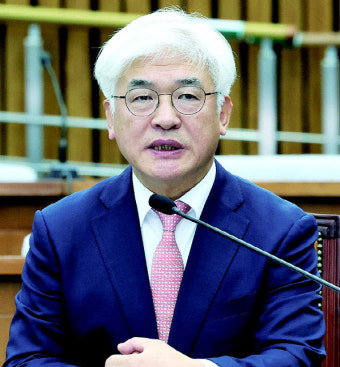 與 