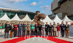 볏단 들고 미소…동대구역 박정희 동상 제막
