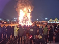 타오르는 달집 보며…액운 쫓고 소원 빌고