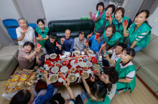 복달임하는 어르신들
