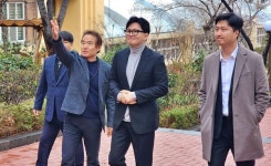 대구 서문시장 찾은 한동훈 탄핵의 바다 건너는 배로 써 달라