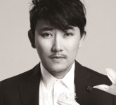 이승철, 첫 손자 품에 안았다…데뷔 40주년에 할아버지 됐다