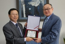 본지 창간 20주년 기념, (주)범우에 감사패 전달
