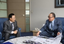 본지 창간 20주년 기념, (주)범우에 감사패 전달