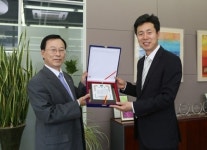 본지 창간 20주년 기념, 고려철재에 감사패 전달
