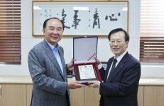 본지 창간 20주년 기념, 백산철강에 감사패 전달