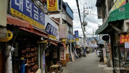 잡음 섞인 라디오, 옛 가요, 입정동 철공소 골목