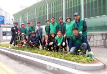 충주 교현2동 새마을협 봄꽃 심어요