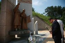 김영만 옥천군수 옥천충혼공원 독립유공자탑 방문