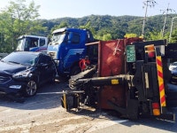 공포의 도로서 또 사고…트럭 전도