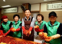 김병국 청주시의회 의장 남일면 김장담그기 동참
