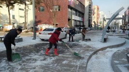 청주 중앙동 자율제설단·직능단체 제설작업