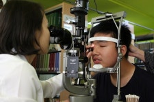 시각장애 학생들에게 빛을 전해준 실로암안과병원 의료진