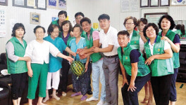 충주 칠금새마을협 경로당에 수박 전달