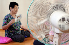 경로당도 학교도 전기요금 폭탄 우려…땀 뻘뻘
