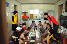 청주CITY FC, 추석 맞아 사회 취약계층 경로당 방문