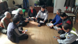 청주 사창지구대, 어르신 교통사고예방 등 홍보양말 배부