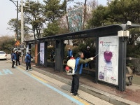 버스승강장이 깨끗해 졌어요.