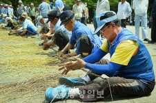 [포토]새끼줄 꼬기 내가 제일