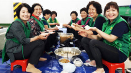 청주 탑대성동 부녀회 손만두 빚어 경로당 전달