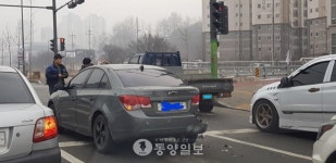1t트럭과 승용차 충돌