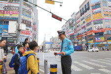 신용한 충북도지사 예비후보, 초등교 앞 안전지킴이 수행·어르신 무료식사 봉사활동