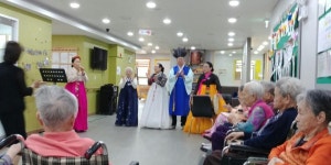 우암동 민요교실 회원 요양원 위문