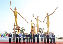 대천해수욕장에 머드가족 조형물 우뚝